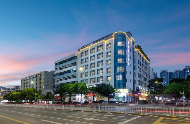Qianhai Holiday Hotel