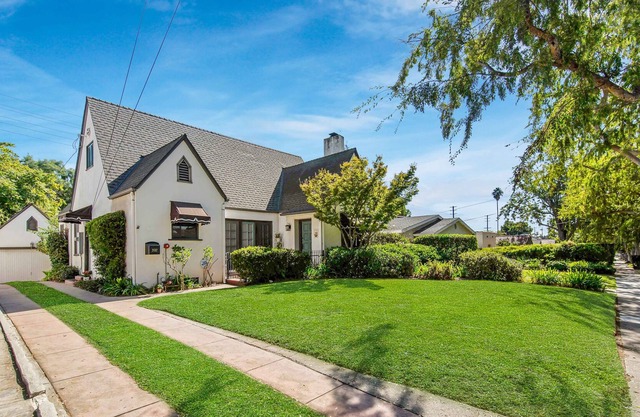 Quaint 1 Bdrm Suite with a Balcony in South Pas