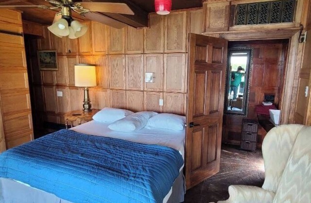 Quaint and peaceful waterfront cabin Unit 1