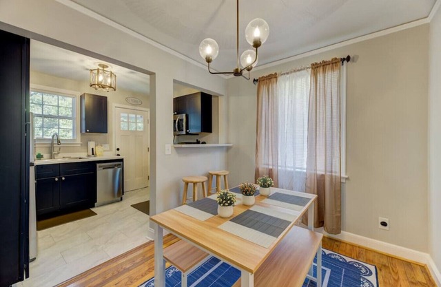 Quaint and Updated Columbian Cottage: Sleeps four!