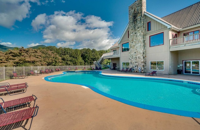 Quaint Cabin w/Pool + Lake Access, 7 Mi to Helen!