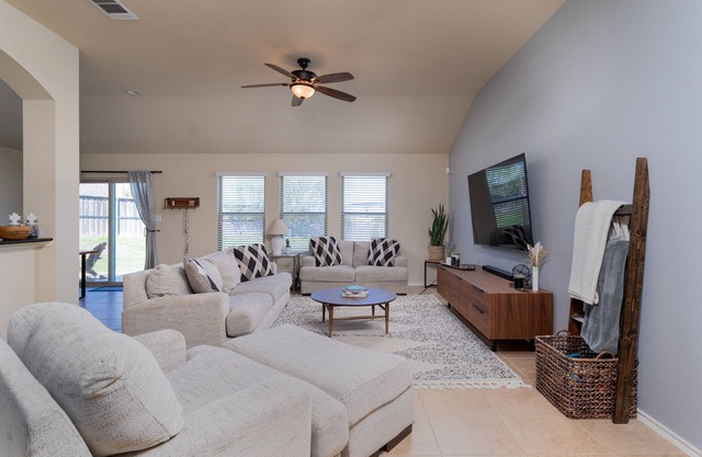Quaint Charm & Modern Comfort - Lovely 3 bedroom in Kyle, TX
