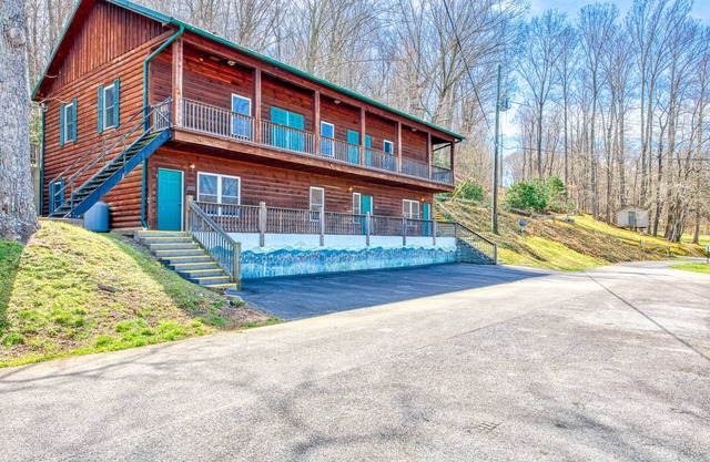 Quaint condo across from the lake with shared lakeside pool and trails - dogs OK