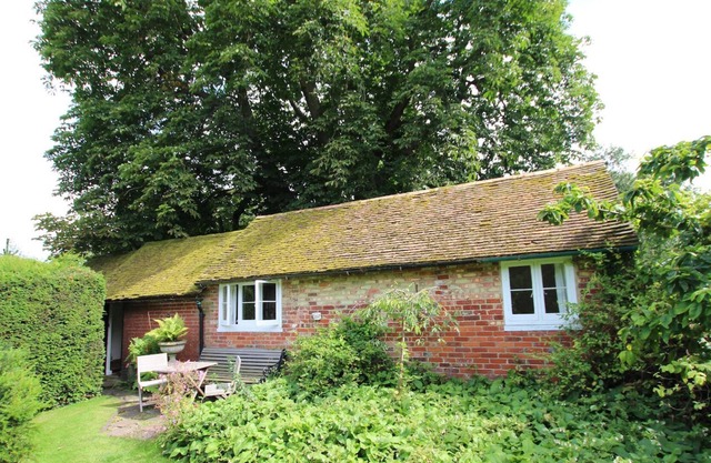 Quaint Converted Stable in Central Location Surrounded by Gardens