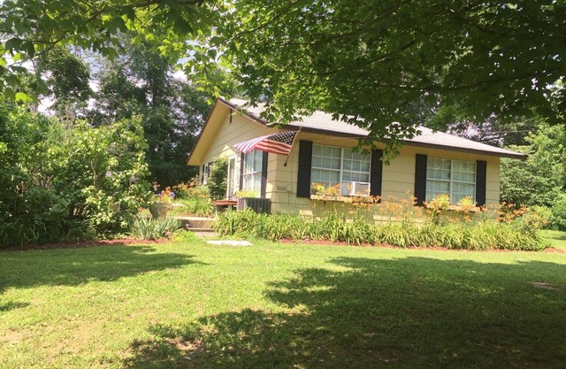 Quaint Cottage ~ Close by the St. Francis River ~ Star Gazing is Spectacular ~