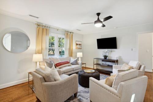 Quaint Cottage-Great Location with Hot Tub!