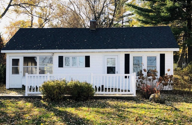 Quaint cottage on west end of beautiful Green Lake WI