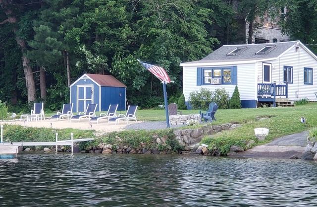 Quaint Cottage right on Long Pond in Dracut Massachsettes. Lake view,