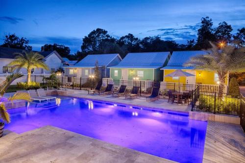 Quaint Cottage with Private Pool-Walk to Everything