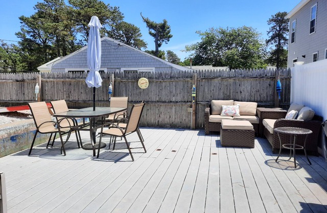 Quaint cottage within a 5 (2/10 mile) minute walk to the beach & restaurants