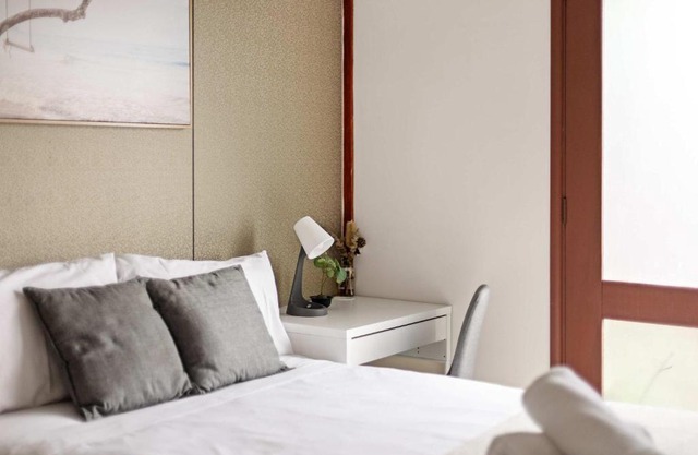 Quaint Double Room - Private Spot at Milperra - Shared Bathroom