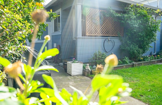 Quaint early 1900's Cottage close to beach & shops with high speed internet