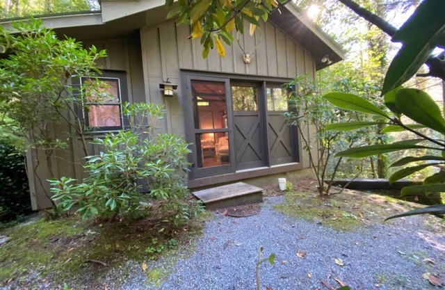 Quaint Highlands guest house cabin. Private and secluded.