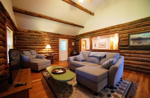 Quaint Historic Log Cabin near Victor, Between Grand Targhee and Jackson