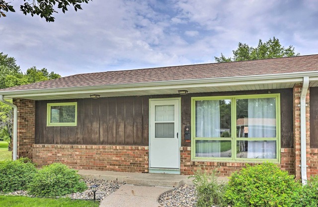 Quaint Ida Grove Apartment Near Creek & Park!