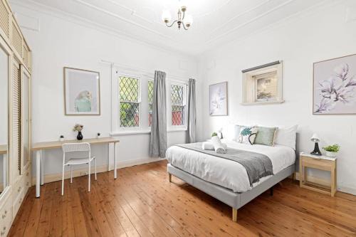 Quaint Retreat - 6BR - Free Parking - Centrally Located