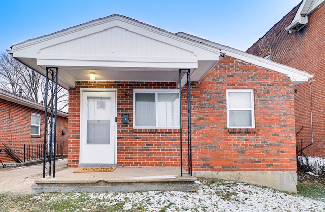 Quaint St Louis Home ~ 6 Mi to Downtown!