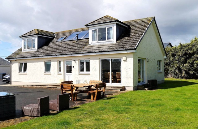 Quare Place - a house that sleeps 10 guests in 4 bedrooms
