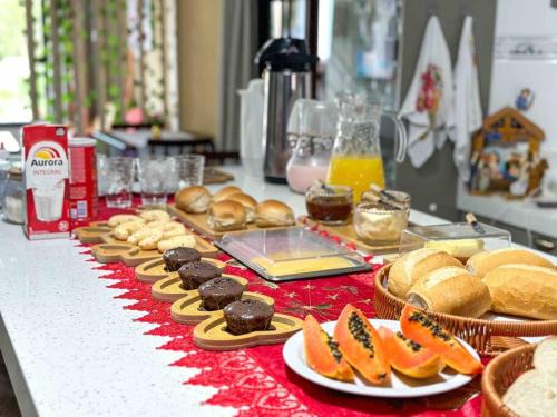 Quarto 1 - Hospedaria Orquídeas de Bombinhas - com delicioso café da manhã incluso