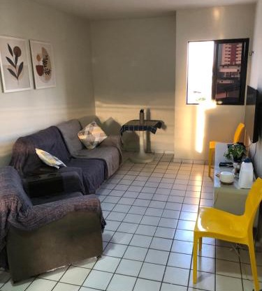 Quarto com banheiro e ar privativos Demais areas do ap compartilhadas com o anfitriao 500m da Praia do Bessa