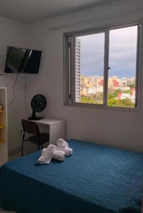 Quarto suite individual Compartilha somente a cozinha com o morador e sua cachorra Chori