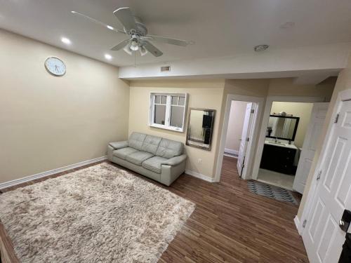 Queen Bed Apartment with Seamless Living & Kitchen