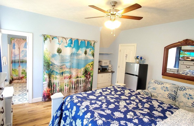 Queen Ruby Studio Suite, Kitchenette, Private bath, desk. Pets welocw