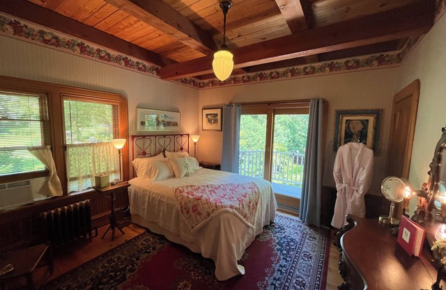 Queen's View B&B- Bill's Suite, Lake Views, balcony, Sauna, Pool, Bayfield, WI