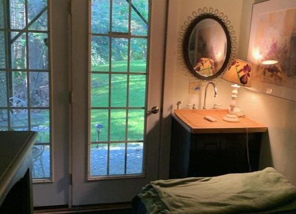 Queen studio, private entrance & free parking