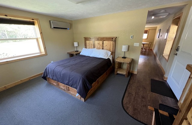 Queen Suite - Tahquamenon Suites Paradise MI