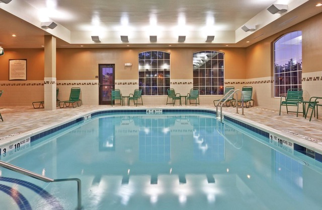 Queen Suite with In-Suite Conference Space Near the University of Rochester