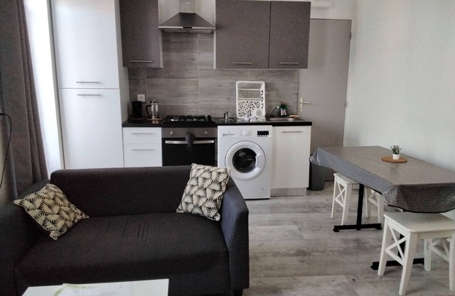 Quiet 2-person studio with garden and enclosed courtyard