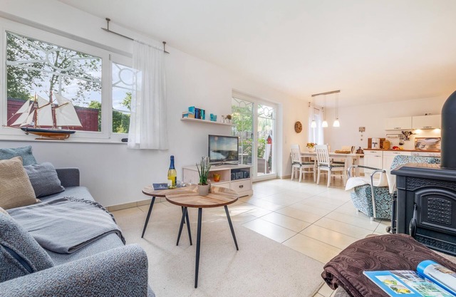 Quiet and central vacation apartment with fireplace by the Baltic Sea