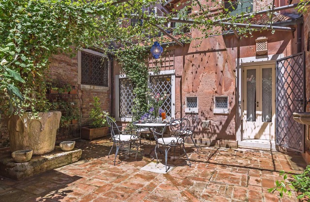 Quiet and Classy Venetian Home with Private Courtyard