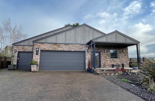 Quiet and Unique Home in North Gilham Neighborhood 5 miles from Autzen Stadium