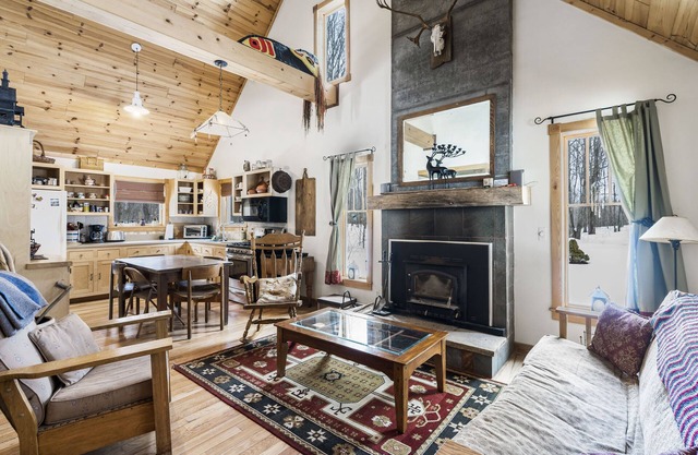 Quiet Cabin in the Woods - Secluded Yet Close to It All