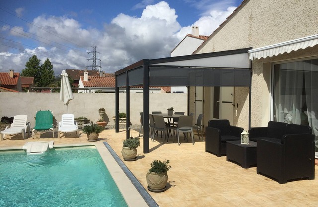 Quiet, contemporary villa with large terrace at the foot of the hills.