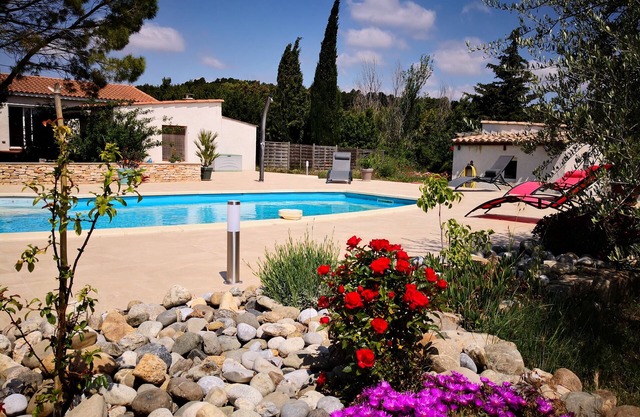 Quiet cottage + pool, for 3 pers.