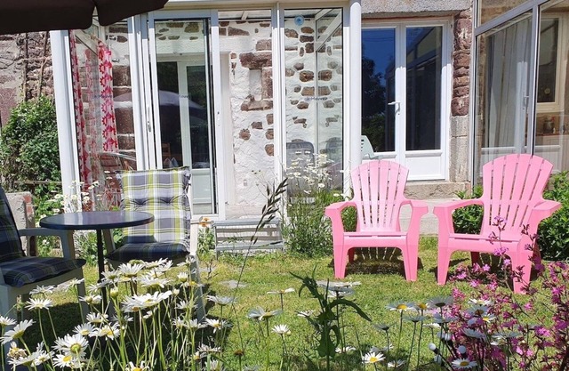 Quiet cozy cottage with a large garden