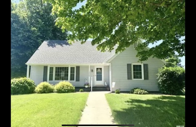 Quiet family sized retreat surrounded by farm but in town.