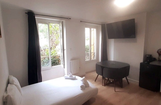 Quiet flat close to the metro