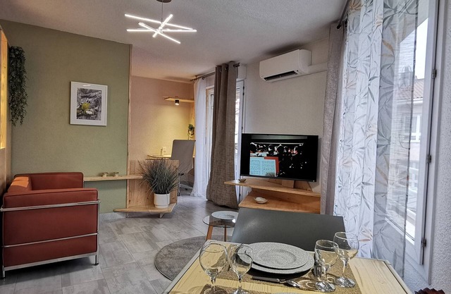 Quiet, friendly apartment - Private parking - Near tramway and airport
