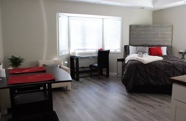 Quiet guest suite located near Historic Downtown Lee's Summit