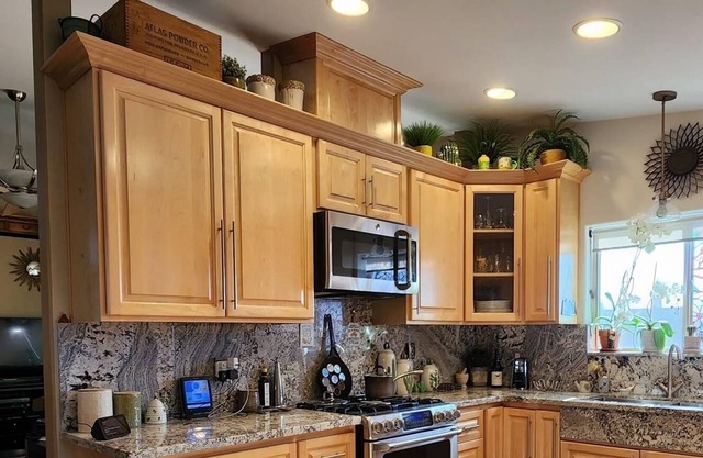 Quiet Home 1 BR 1 Bath. Sleeps 2. Gym & Kitchen. Trees & Garden!