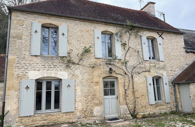 Quiet house between Caen and the sea in the private grounds of a manor house.