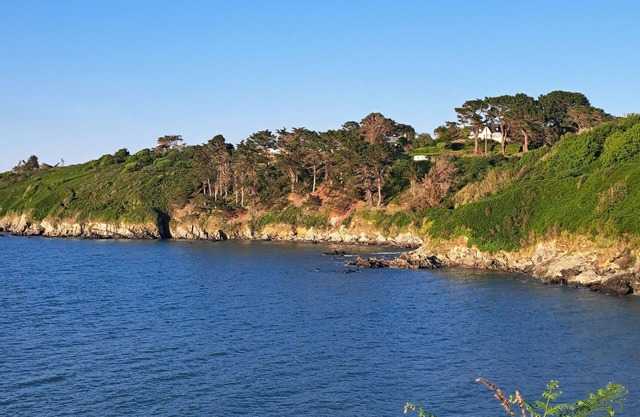 Quiet house near pink granite coast and hiking trails