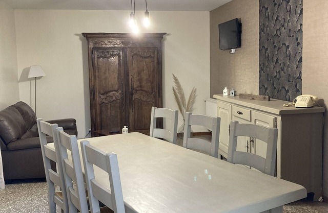 Quiet house with private parking near landing beaches