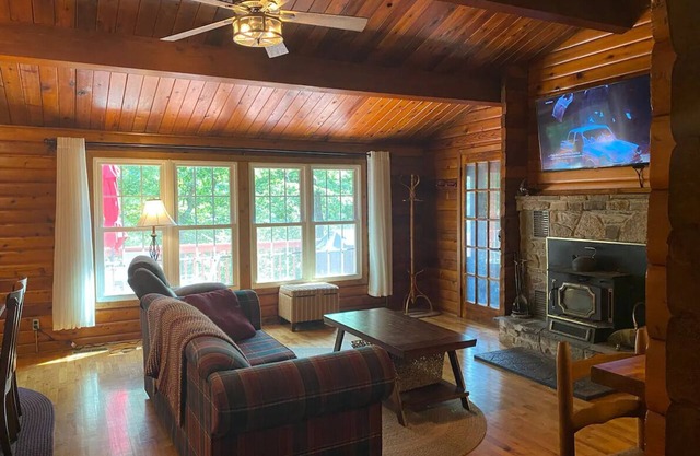 Quiet Log Cabin with private river access and hot tub