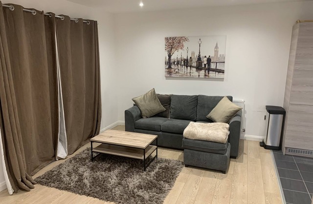 Quiet Modern Apartment, Close to train station and Large Park