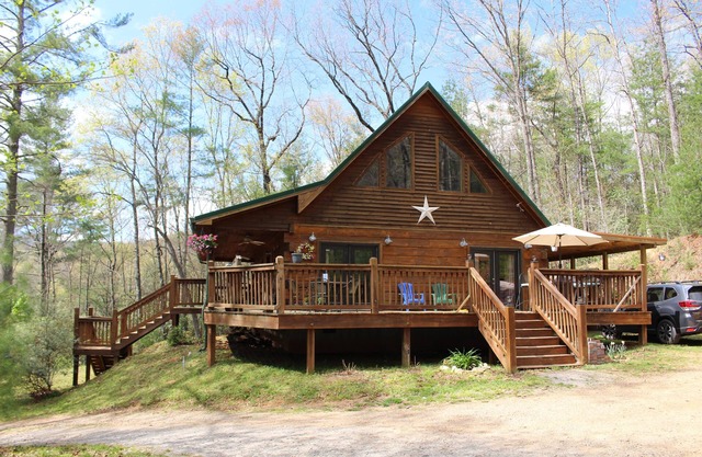 Quiet Mountain Cabin Ideally Situated on 10 private wooded acres, Murphy, NC